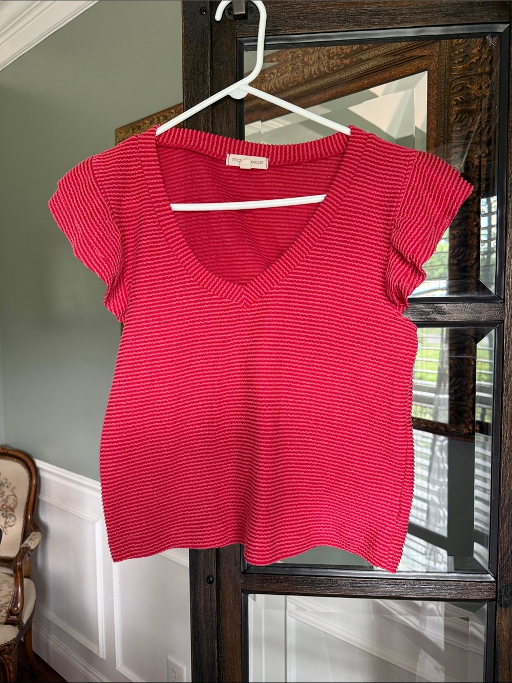 Junior’s Size L Red V-Neck Short Sleeve Knit Top